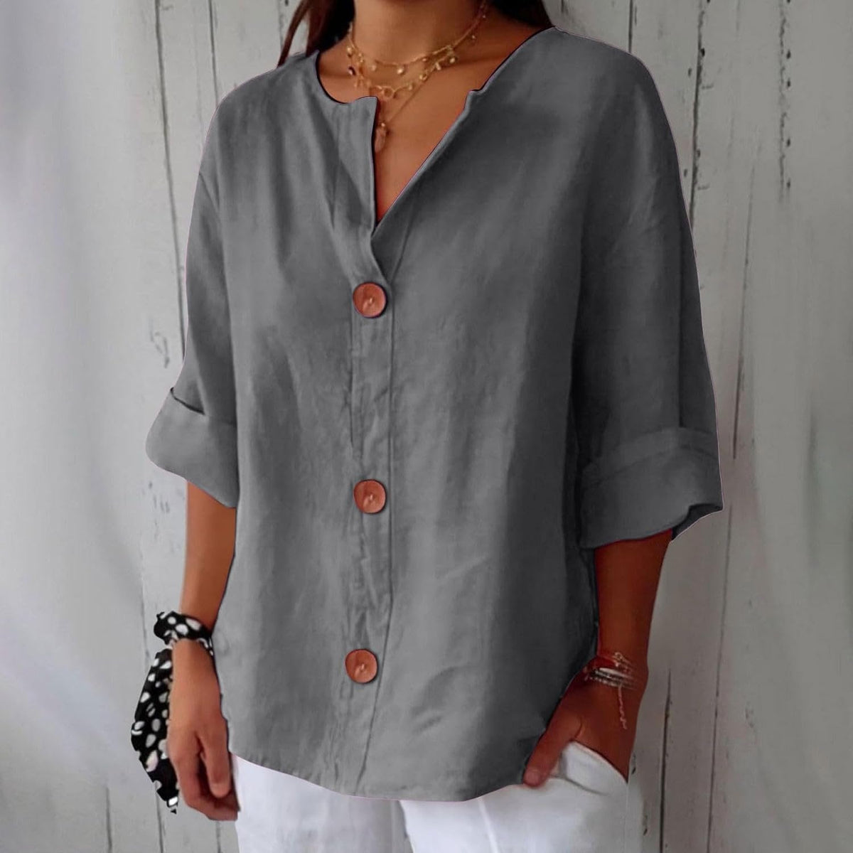 Lucy - Casual shirt met V-hals en terracotta knopen voor dames