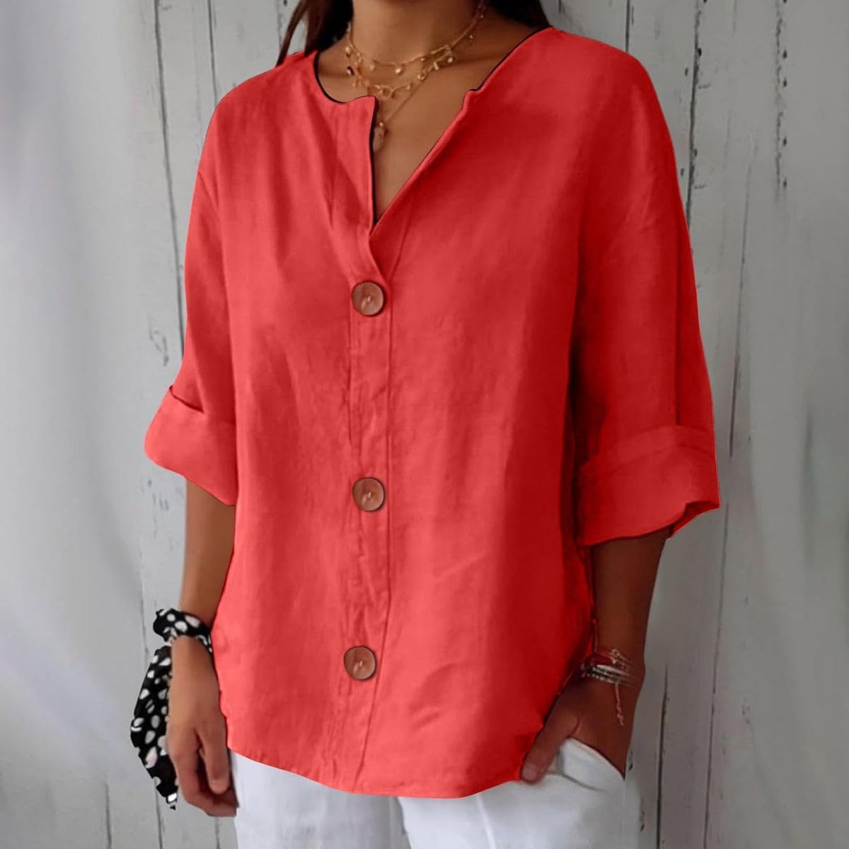 Lucy - Casual shirt met V-hals en terracotta knopen voor dames