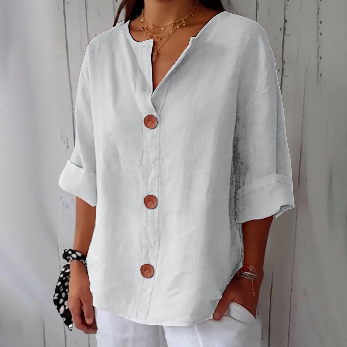 Lucy - Casual shirt met V-hals en terracotta knopen voor dames