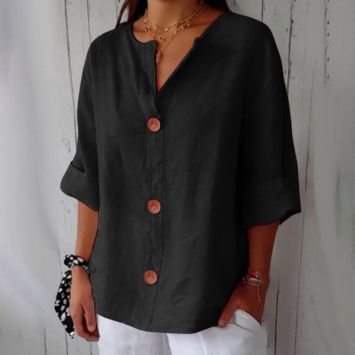 Lucy - Casual shirt met V-hals en terracotta knopen voor dames