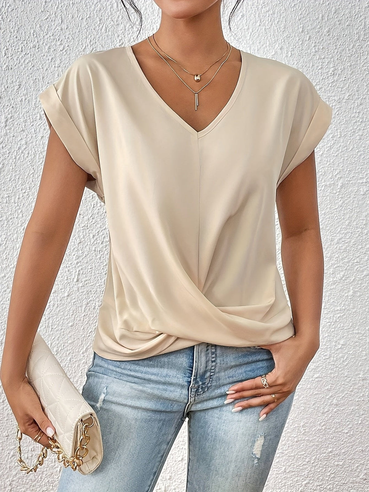 Sage - Elegant t-shirt met V-hals en gedraaide zoom voor dames