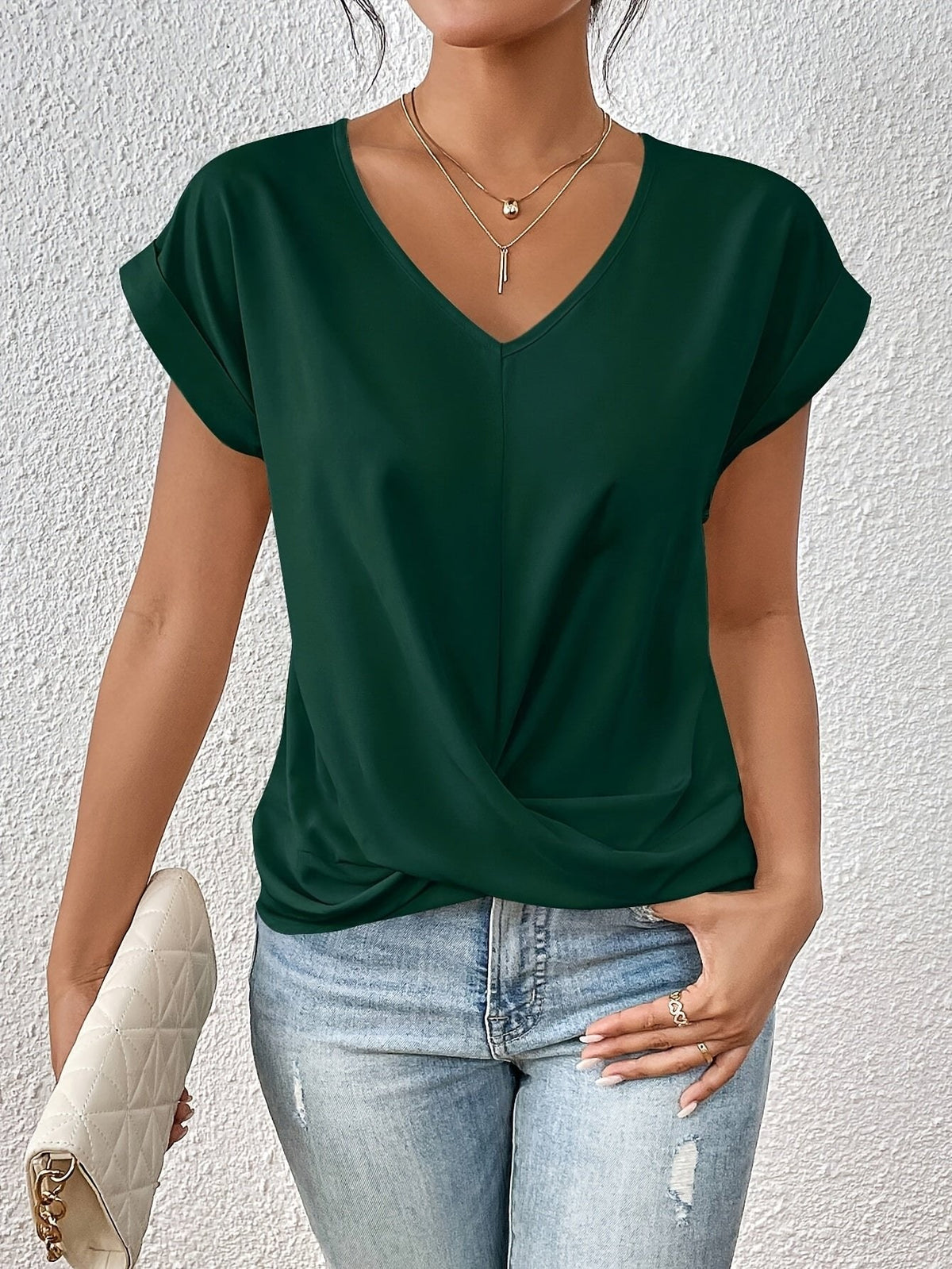 Sage - Elegant t-shirt met V-hals en gedraaide zoom voor dames