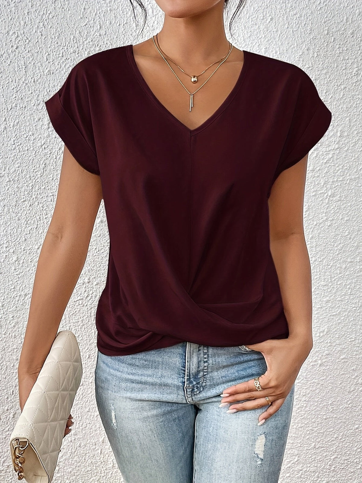 Sage - Elegant t-shirt met V-hals en gedraaide zoom voor dames