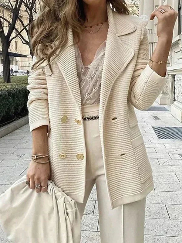 Ivy - Stijlvolle gebreide damesblazer met dubbelrijige knopen