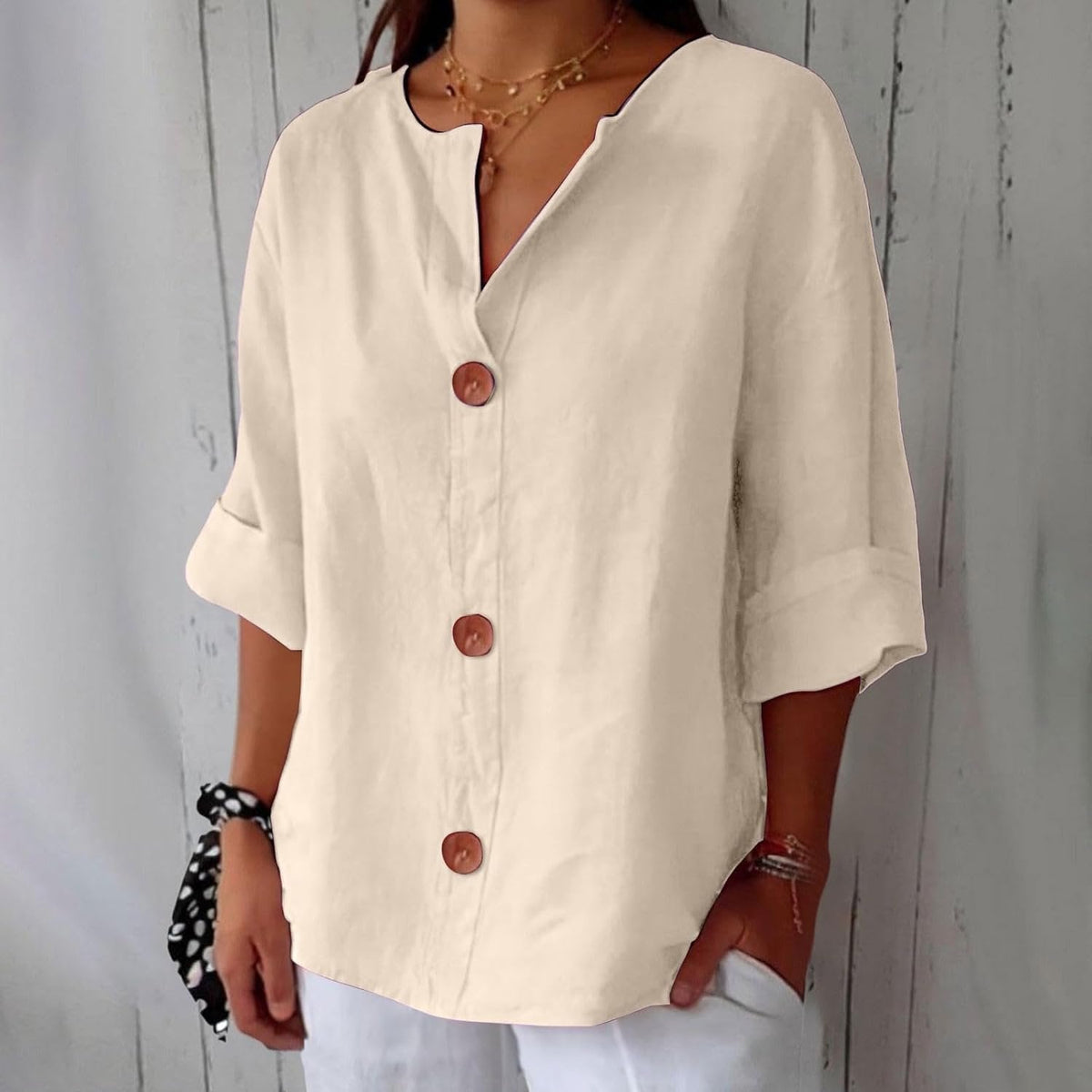 Lucy - Casual shirt met V-hals en terracotta knopen voor dames