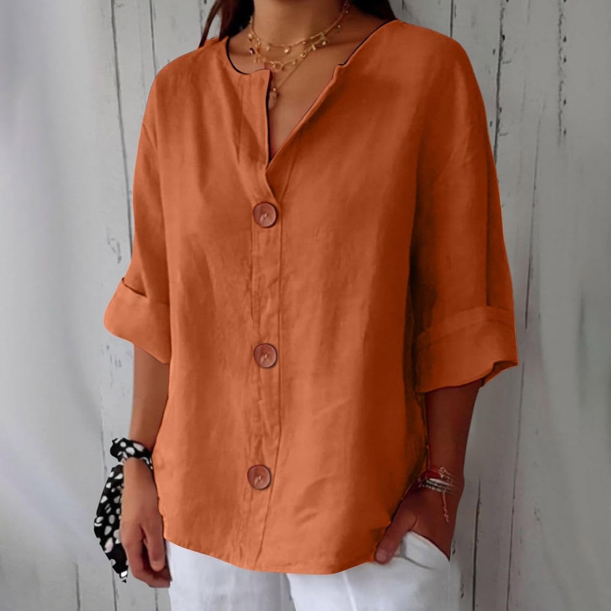 Lucy - Casual shirt met V-hals en terracotta knopen voor dames