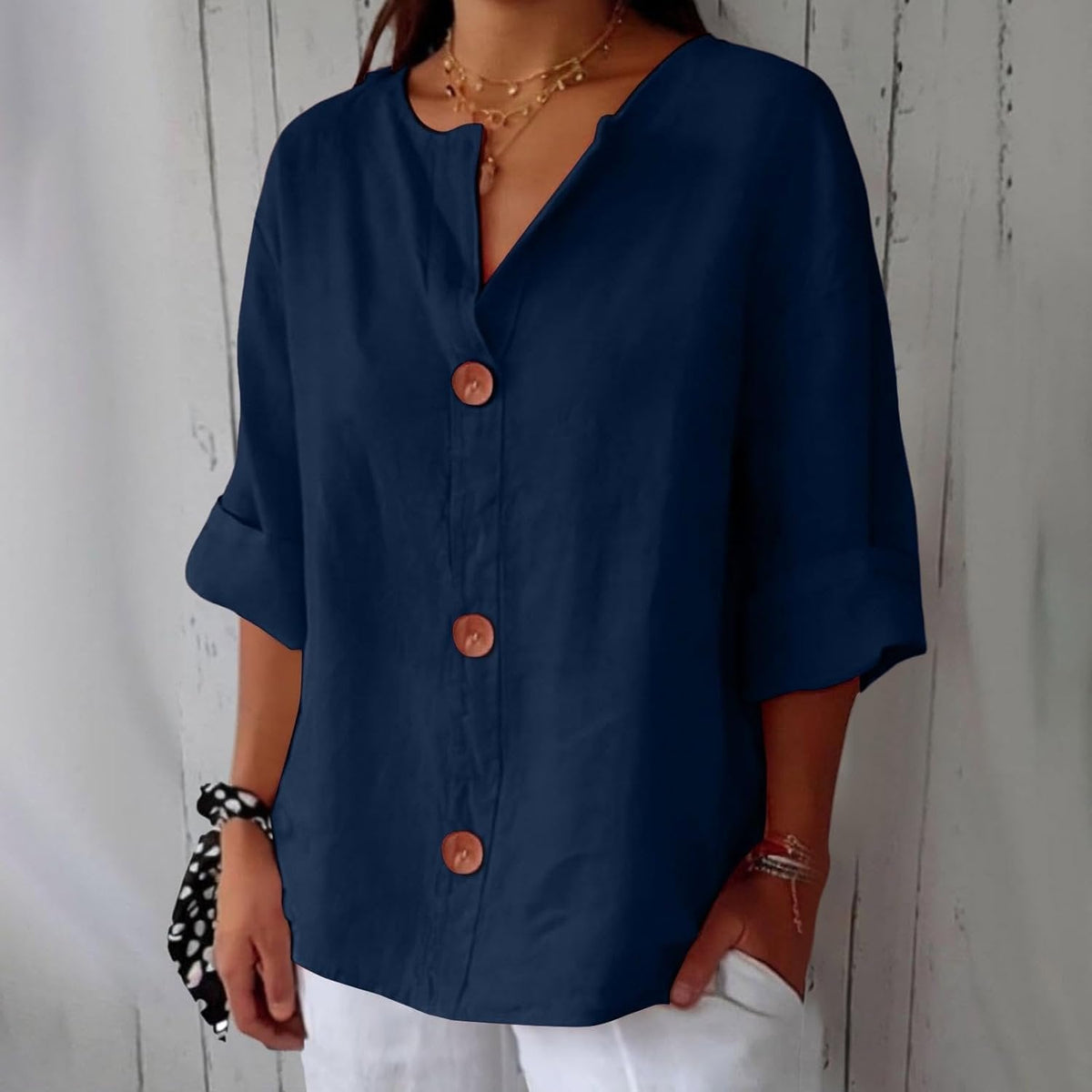 Lucy - Casual shirt met V-hals en terracotta knopen voor dames