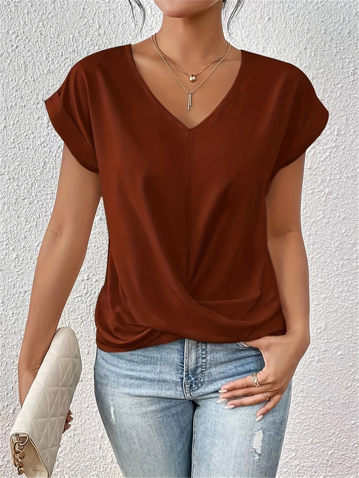 Sage - Elegant t-shirt met V-hals en gedraaide zoom voor dames